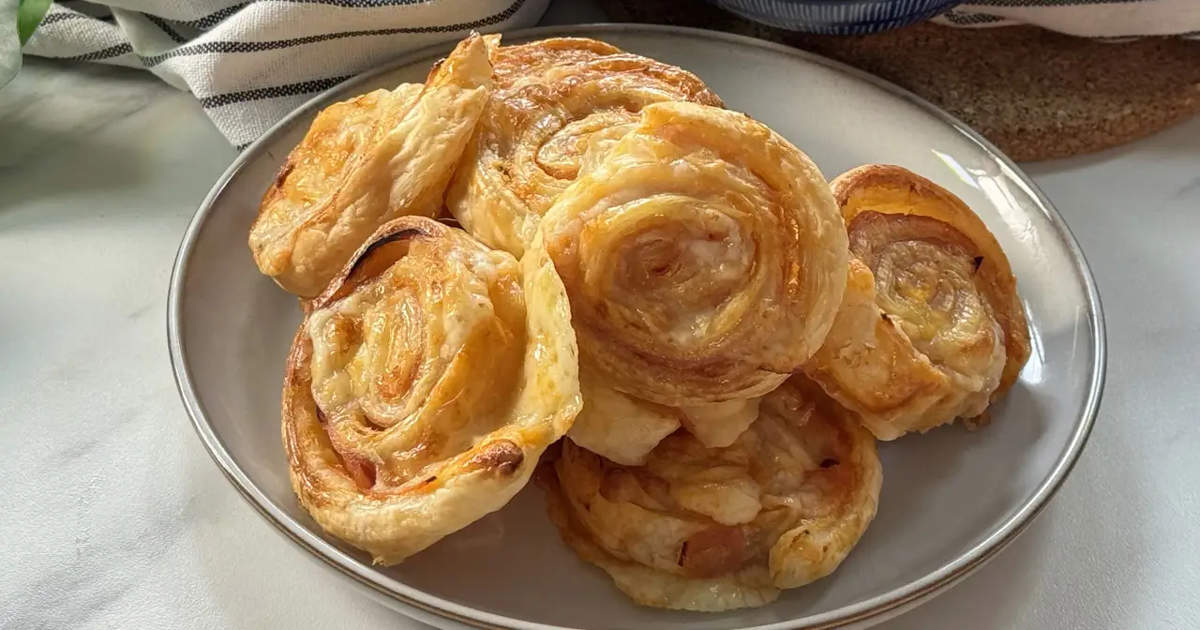 Rosa de hojaldre jamón y queso el aperitivo de Navidad más rápido que