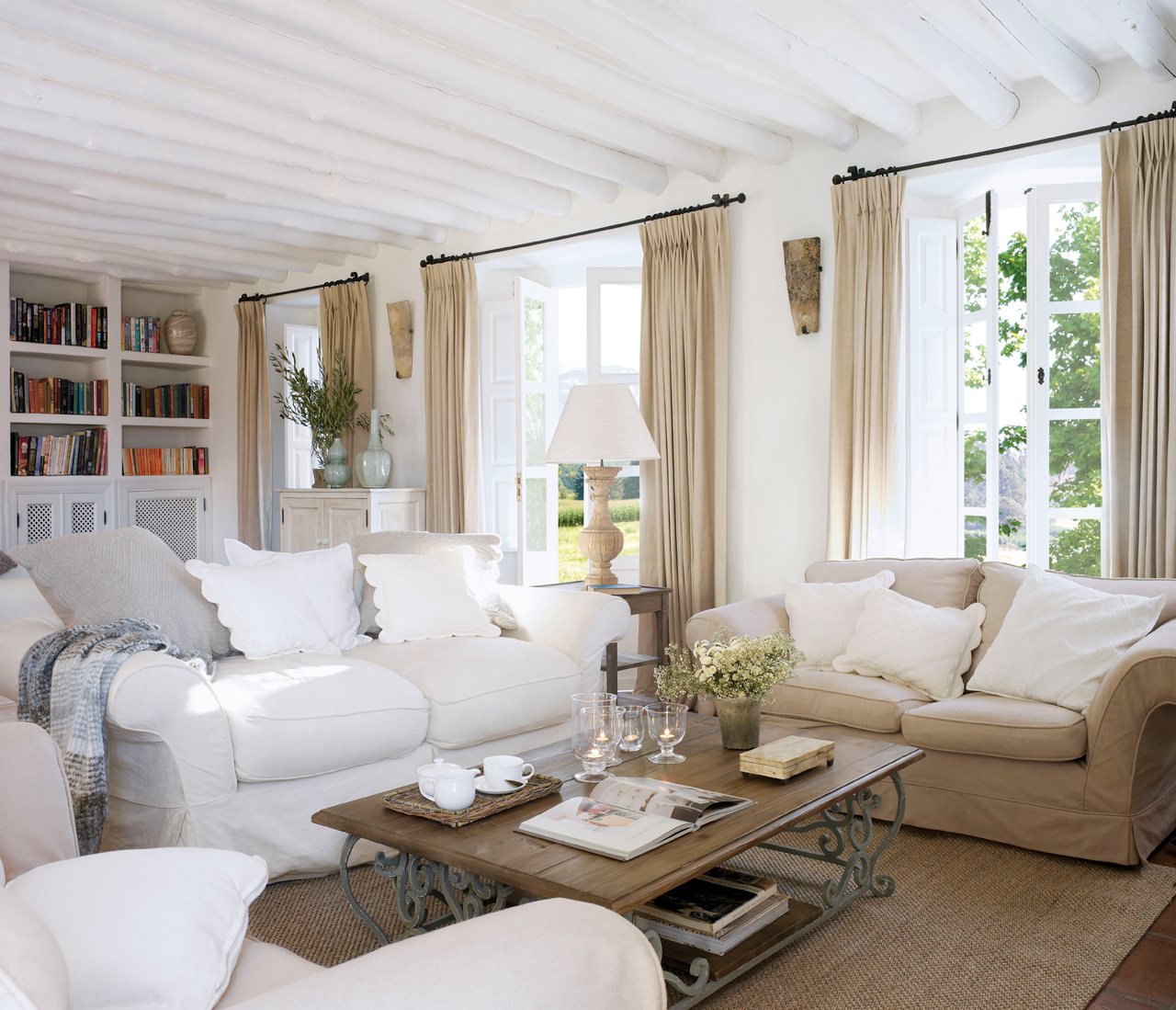 Salón campestre en blanco con dos sofás blanco y uno beige