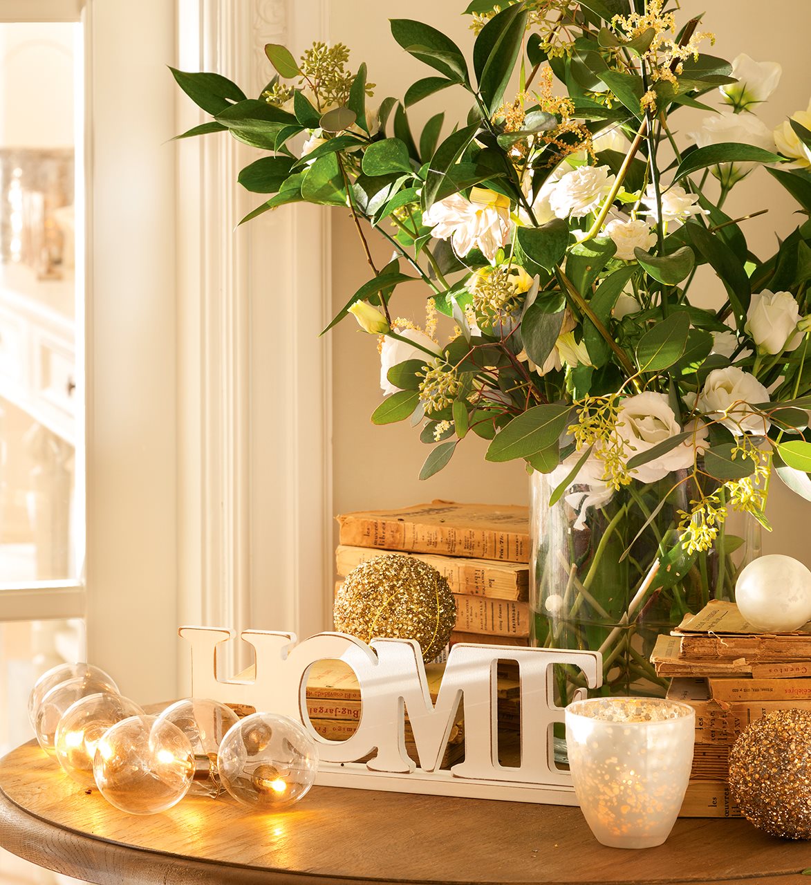 Mesa decorada con adornos de Navidad. 