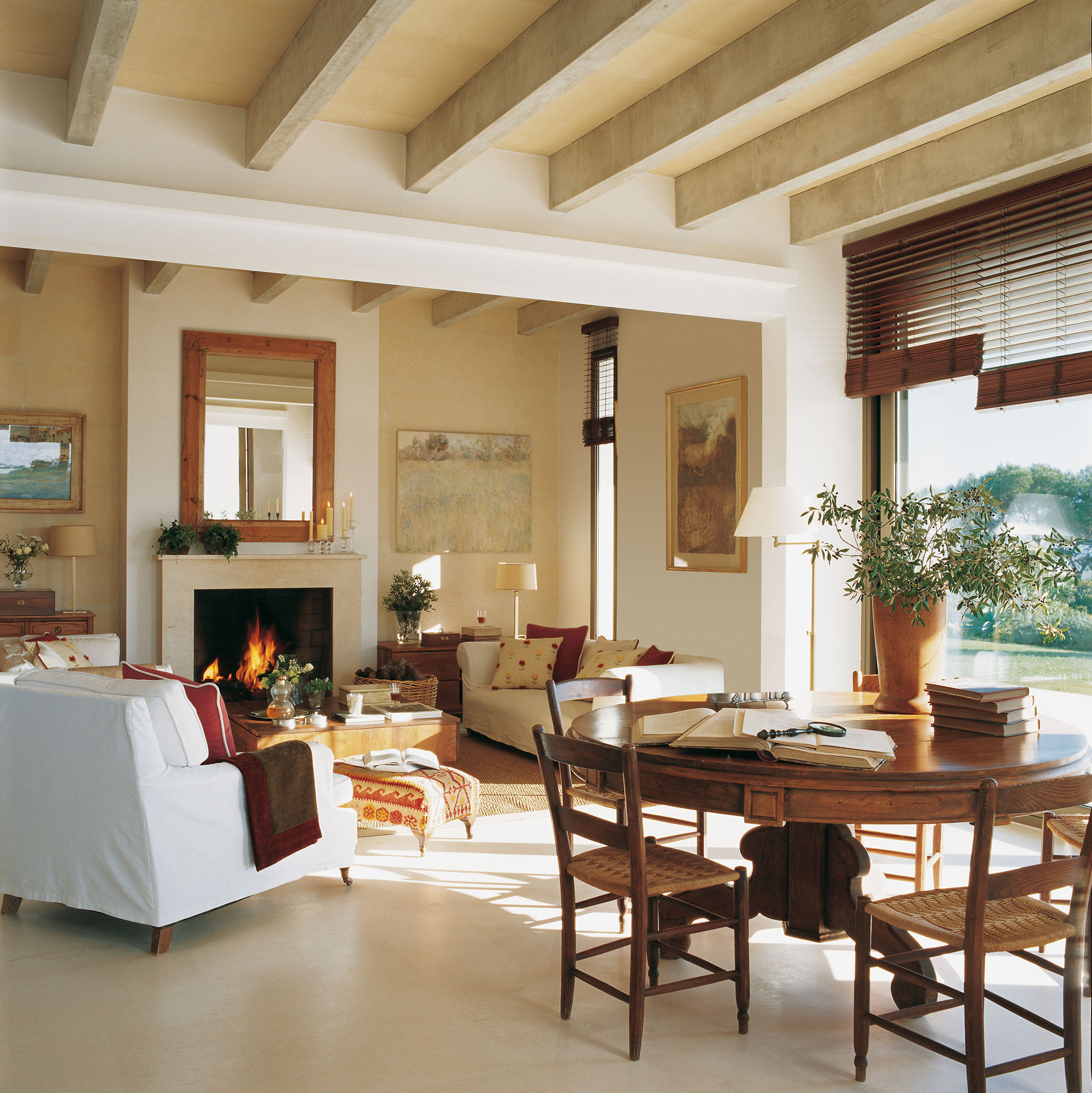 Salón rústico con sofás blancos y muebles de madera.