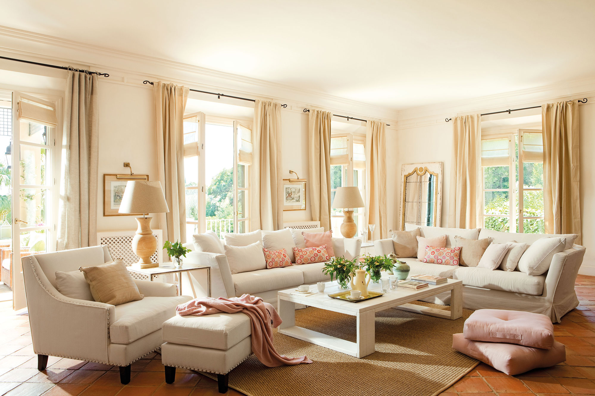 Salón grande en beige con dos sofás y butacas.