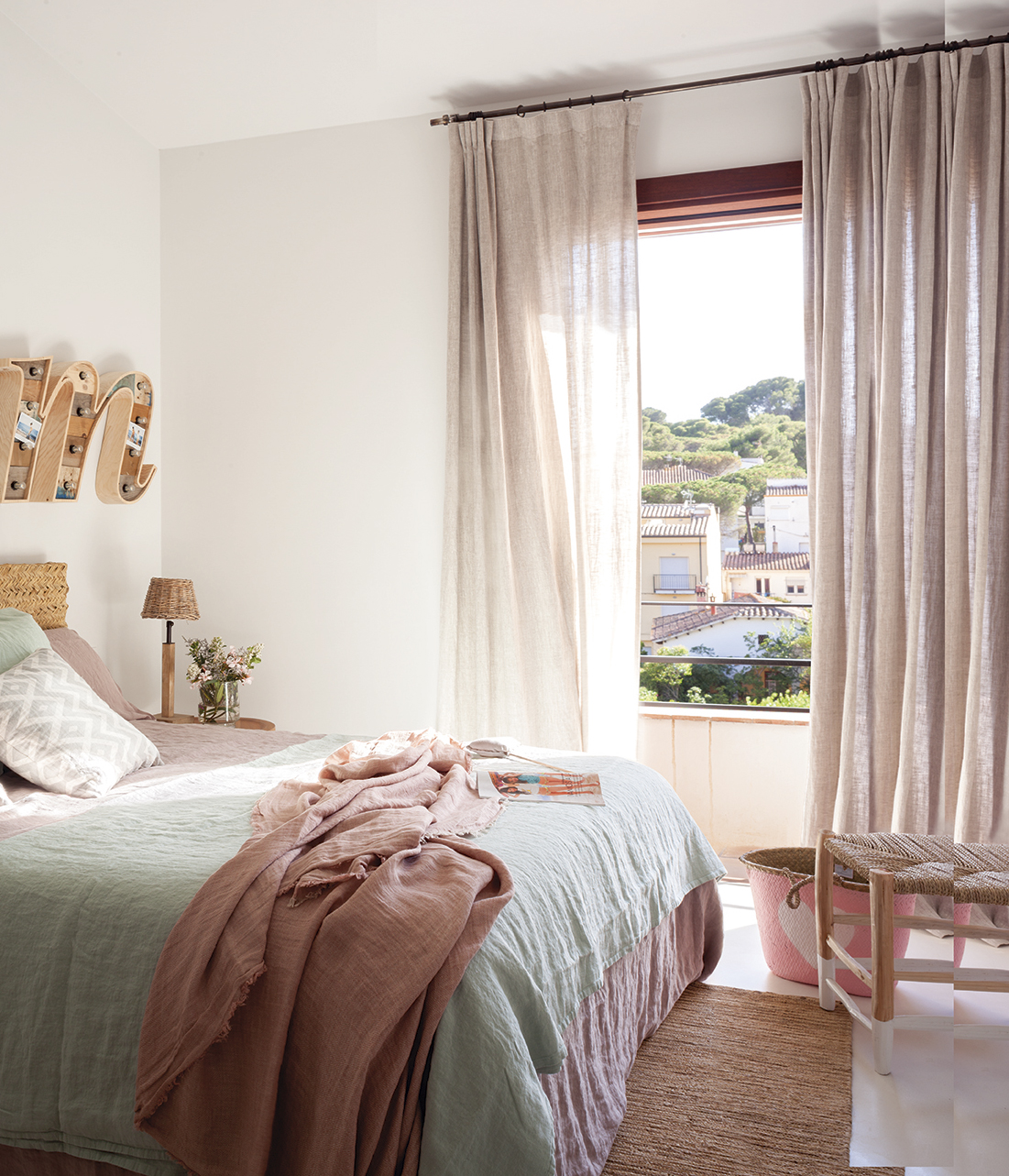 Dormitorio juvenil con cama y cortinas de lino. 