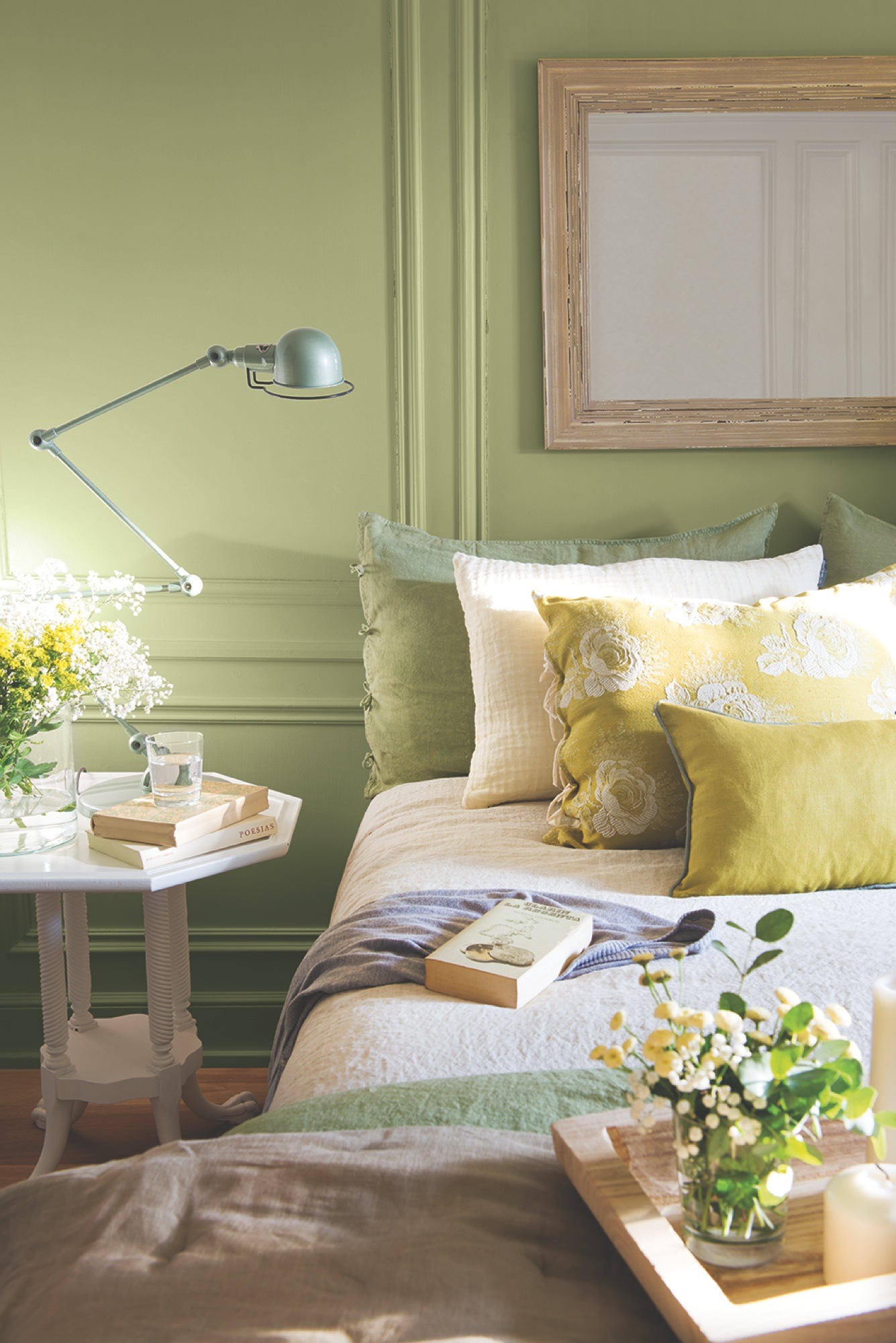 Dormitorio con pared verde y molduras. 