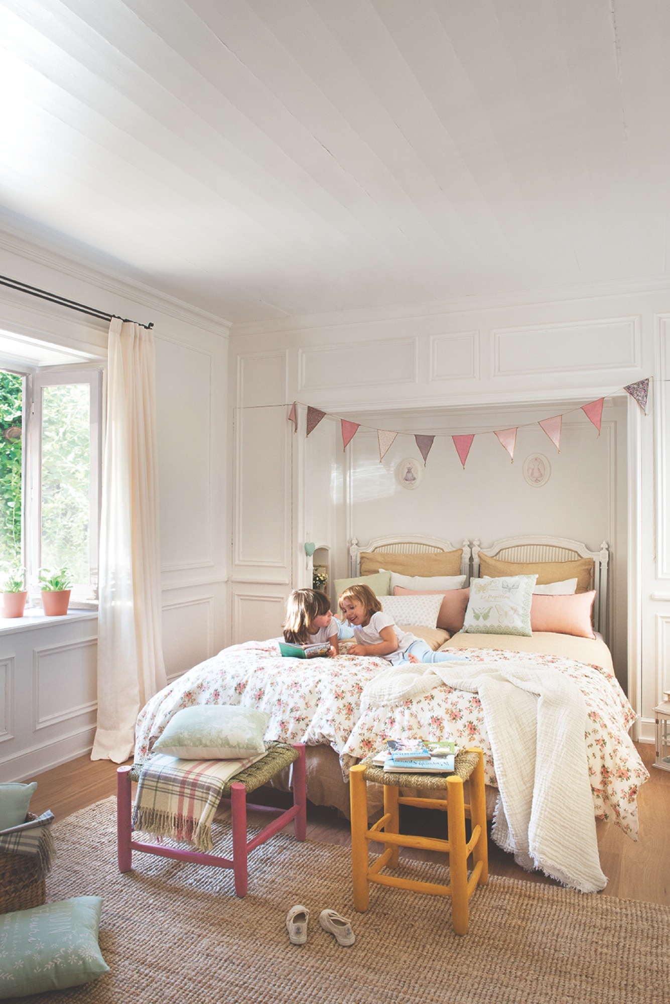 Dormitorio infantil con cabeceros en blanco y armario tupo puente