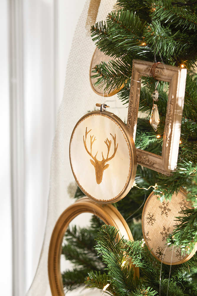 Detalle de árbol de Navidad con detalles dorados