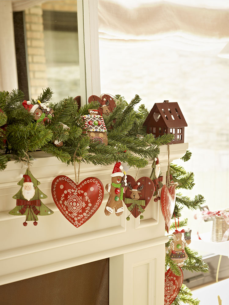 Decoración navideña con adornos de galletas de jengibre.