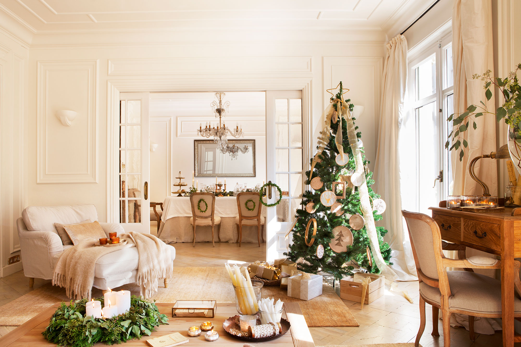 Salón comedor con árbol de Navidad con bastidores y marcos. 
