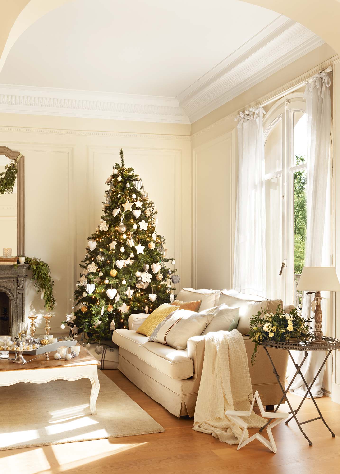 Árbol de navidad con bolas de cristal y madera, adornos de crochet y tela, y otras texturas.