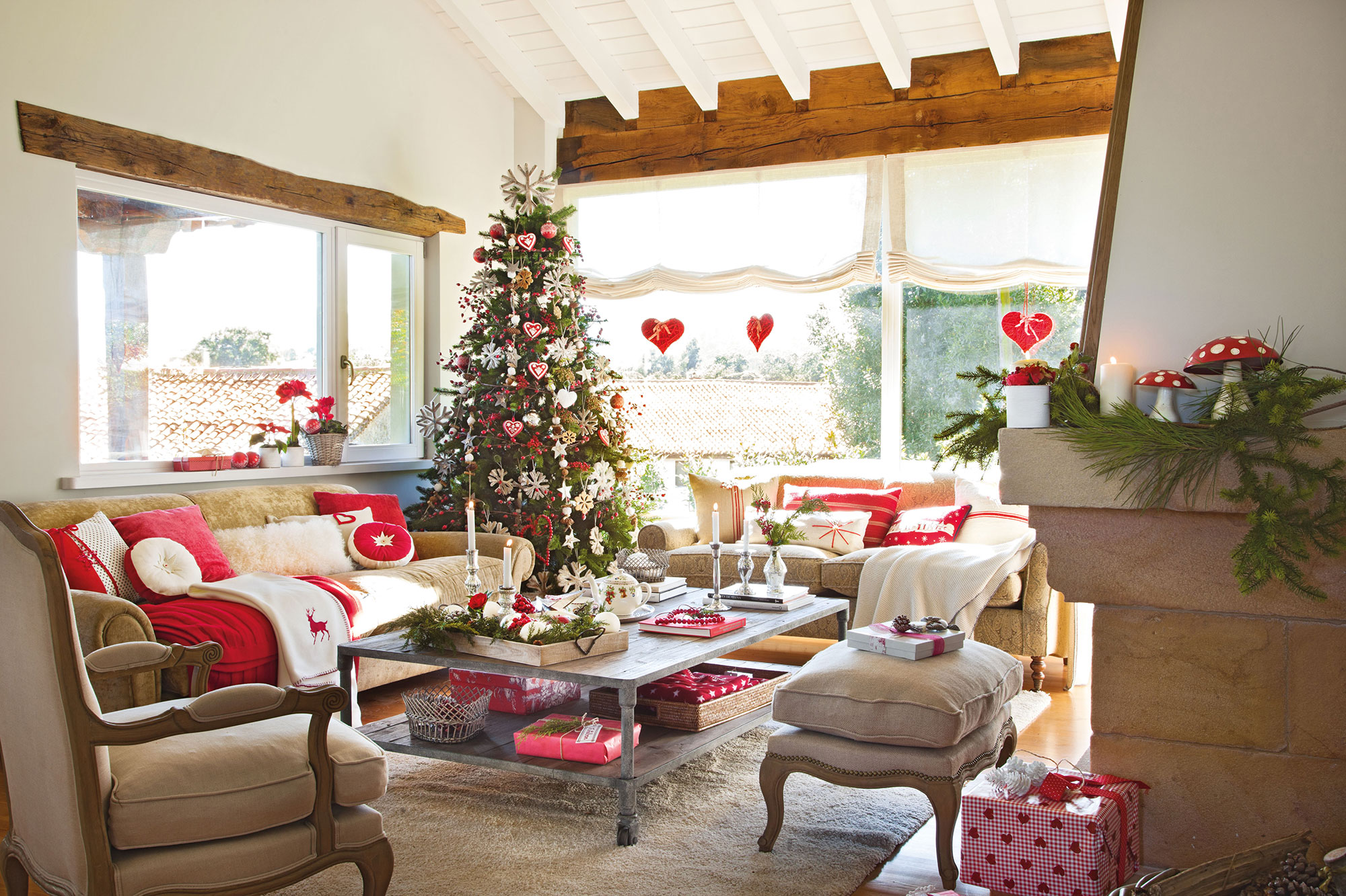 Salón de campo con árbol de Navidad silvestre. 