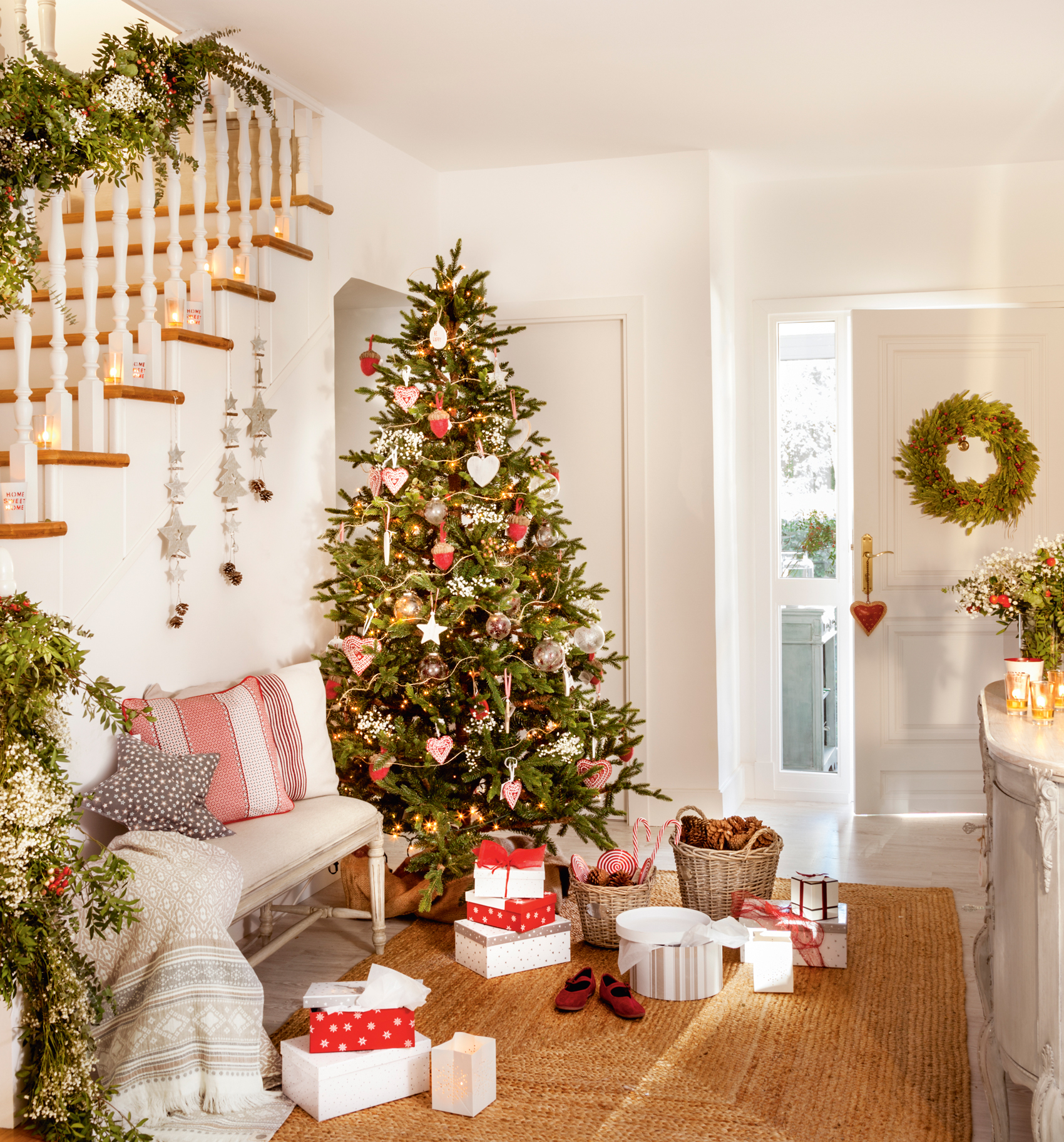Recibidor con árbol de Navidad en rojo y blanco. 