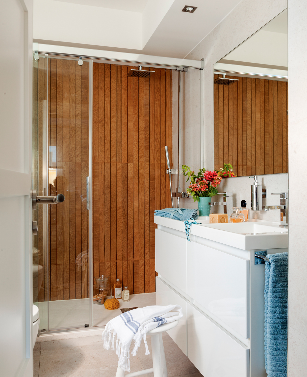 Baño moderno con ducha con revestimiento en madera. 