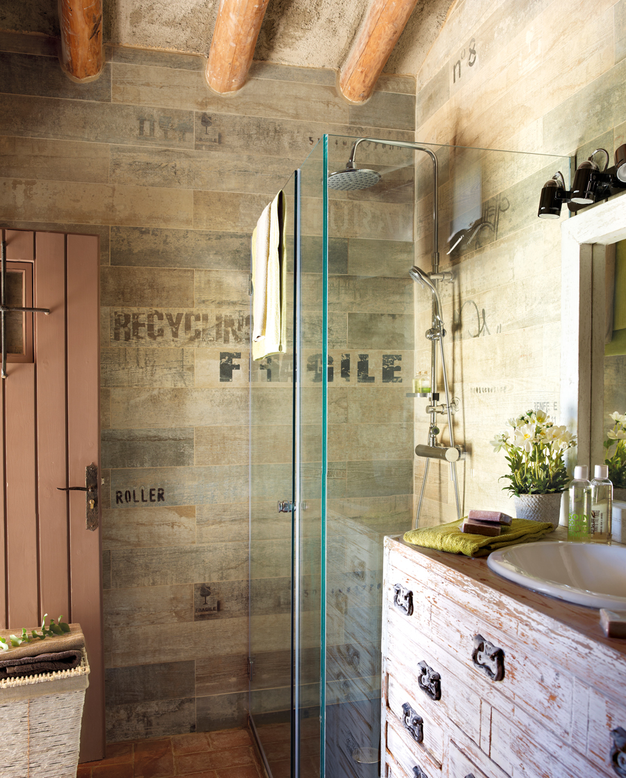 Baño con ducha con pared revestida de cerámica que imita la madera.