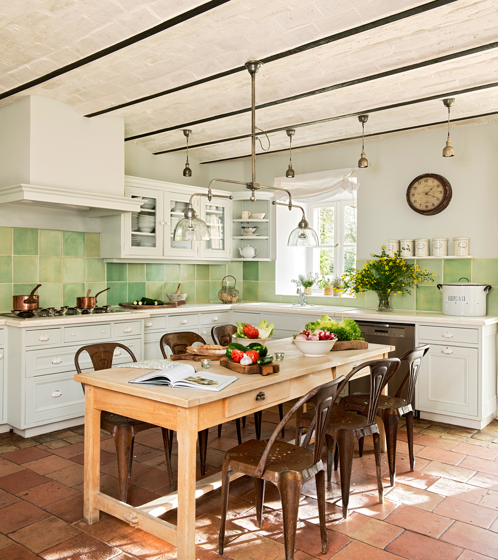Cocina rústica con antepecho con azulejos verdes. 