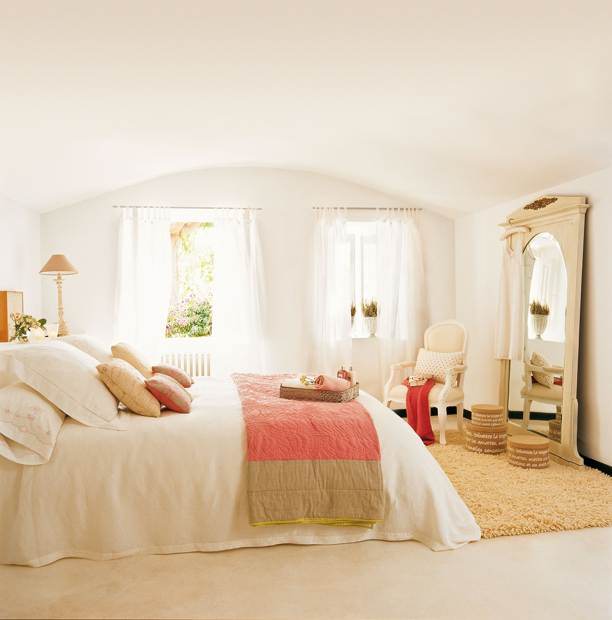 Dormitorio de verano de estilo clásico con todo blanco. 