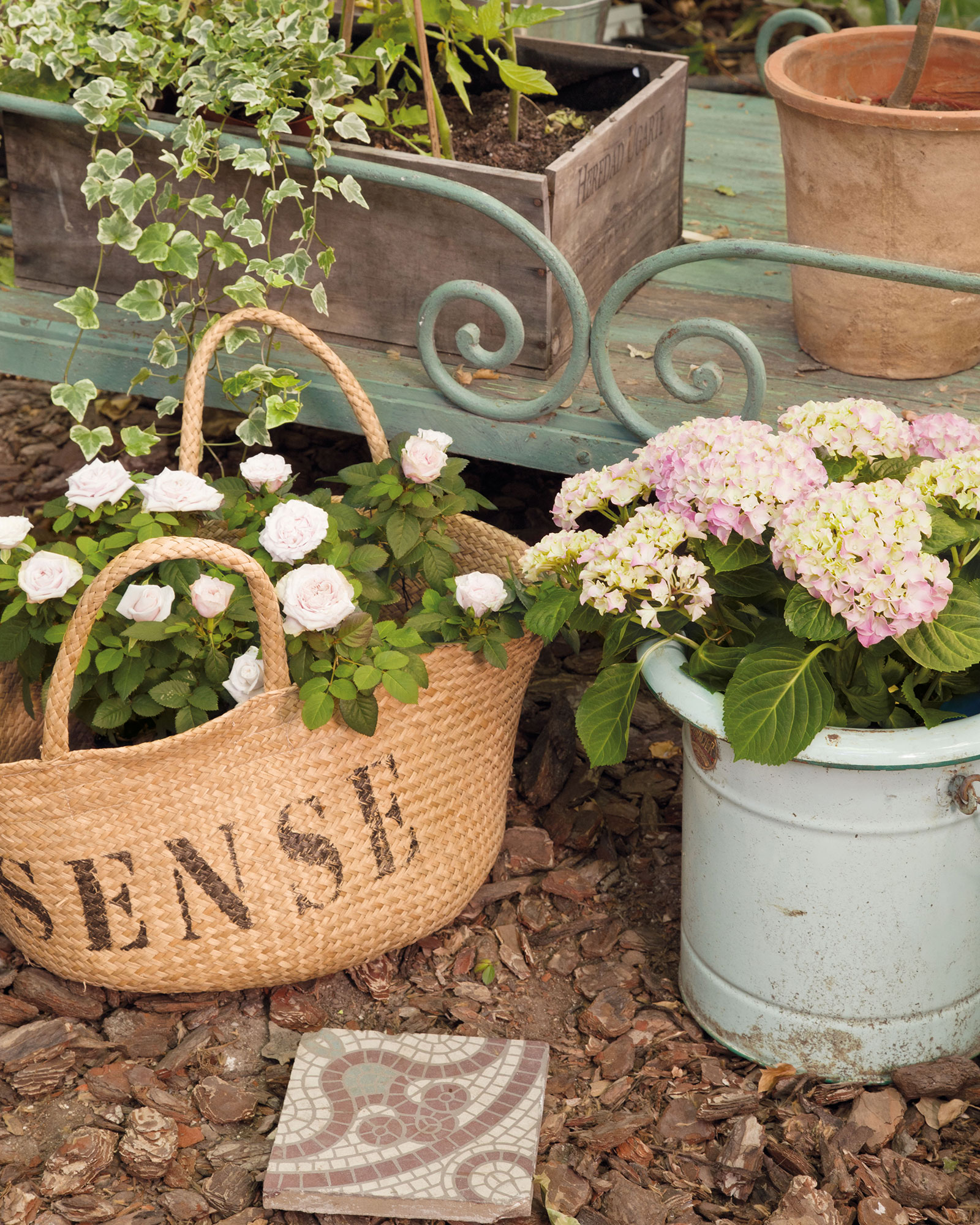 Detalle decorativo de cesta con flores.