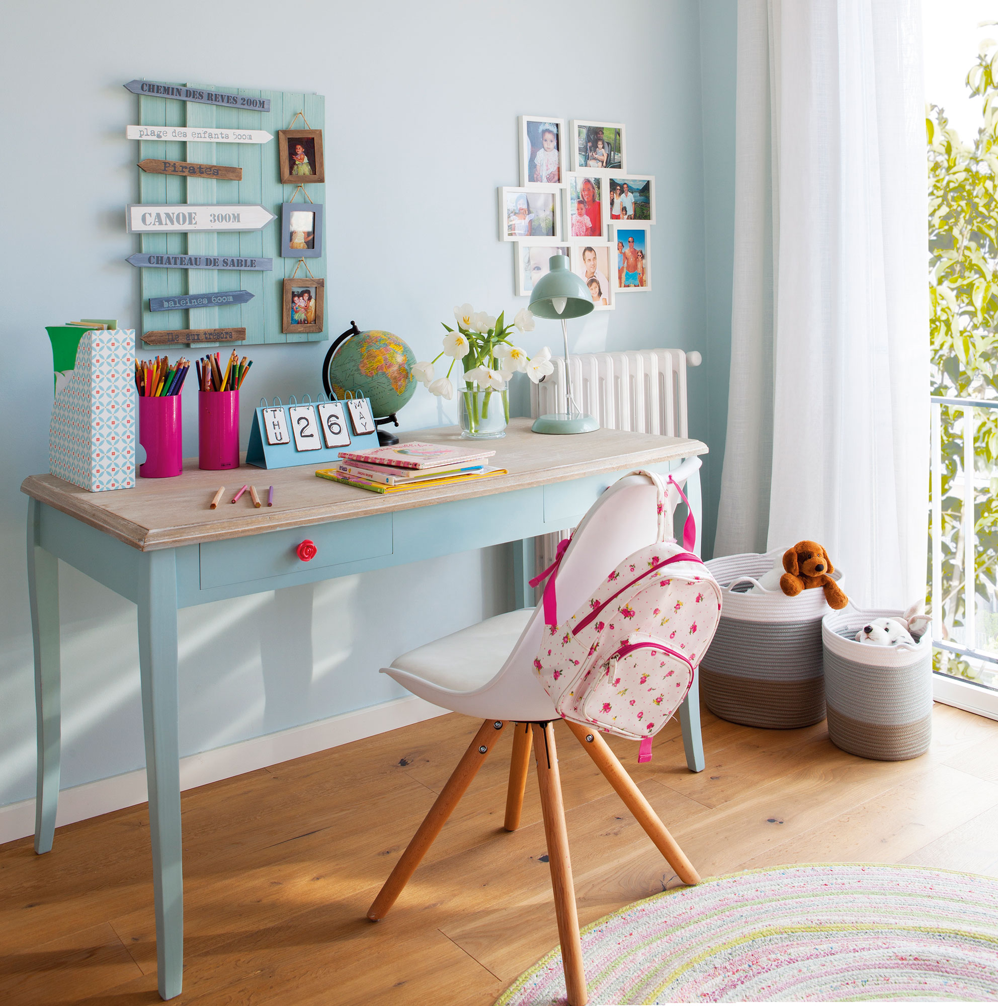 Habitación juvenil con escritorio con rincón con cestos tricolor.