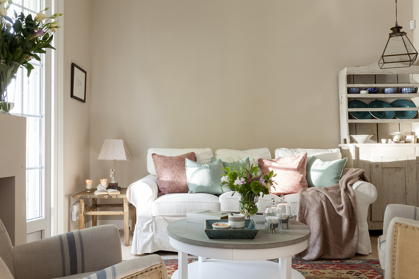 Salón pequeño con sofá blanco