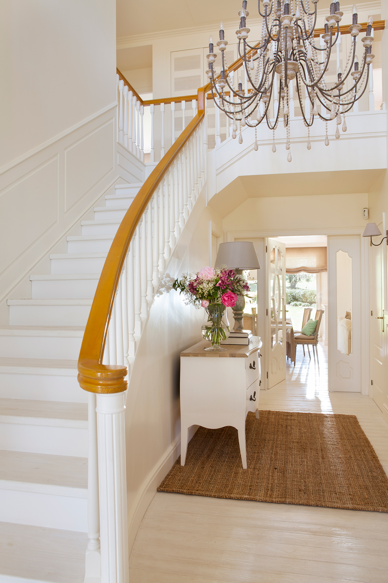 Escalera blanca con barandilla de madera.