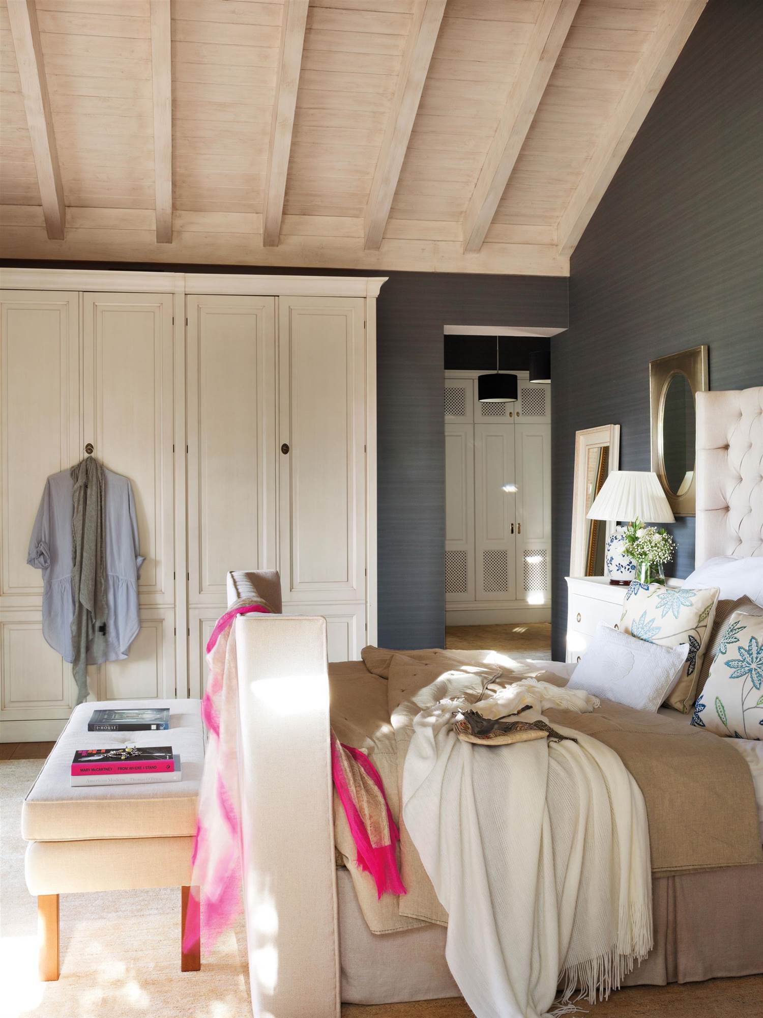 Dormitorio empapelado de color gris con armario exento blanco 