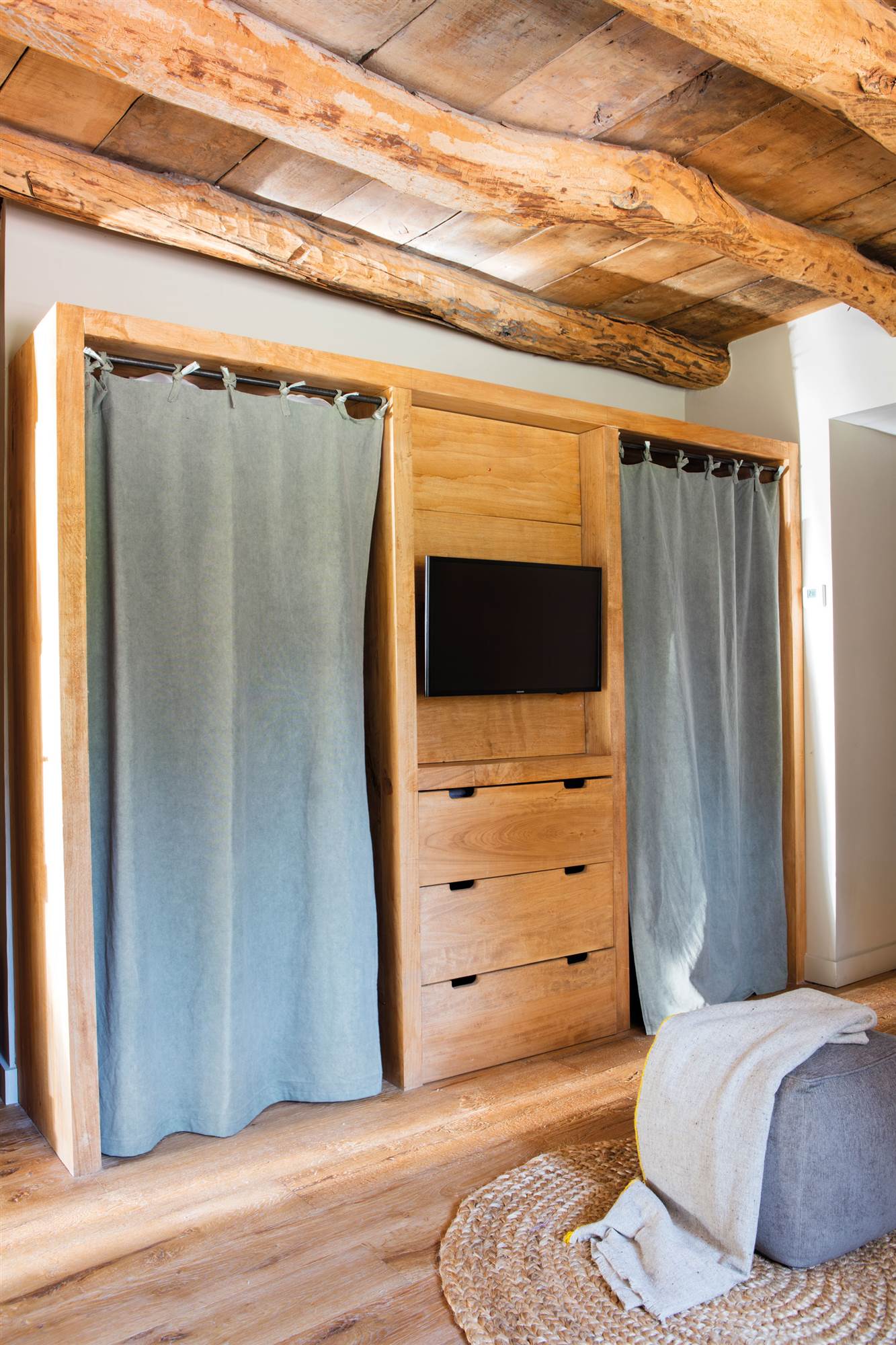 Dormitorio rústico actual con armario de madera cerrado con cortinas grises