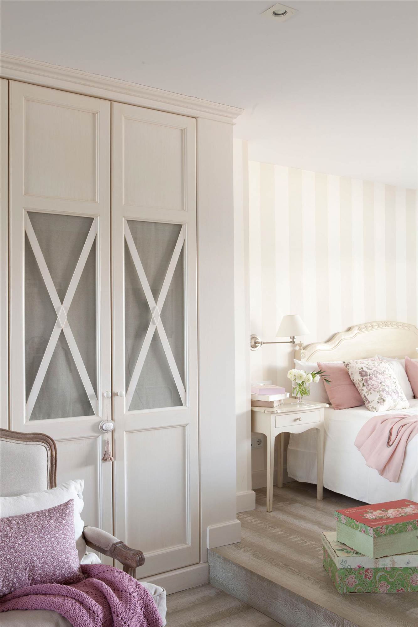 Dormitorio con armario blanco con frentes acristalados y entelados