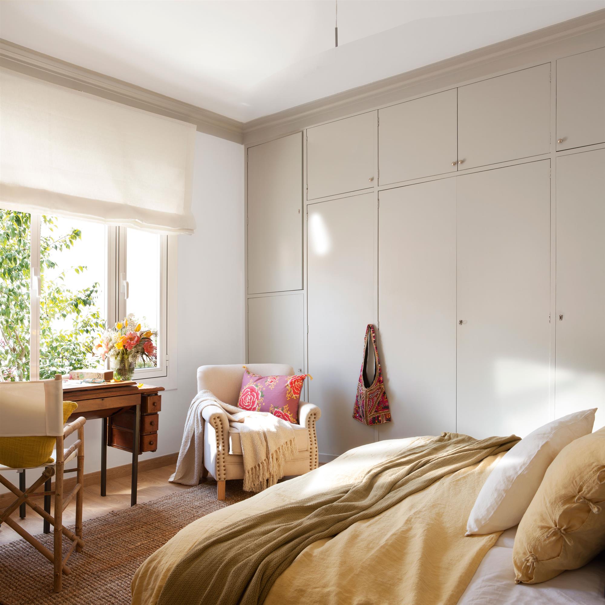 Dormitorio con armario empotrado con frentes lisos en color gris