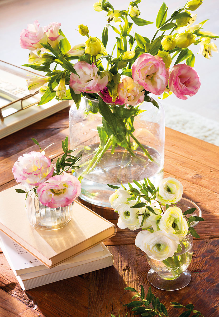 Mesa de centro decorada con un jarrón con flores. 