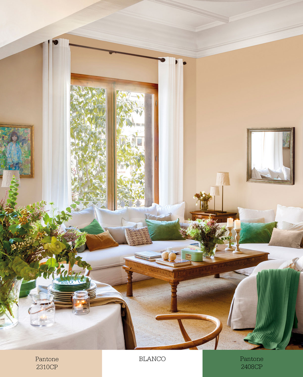 Salón con paredes beige, sofás blancos y textiles verdes. 