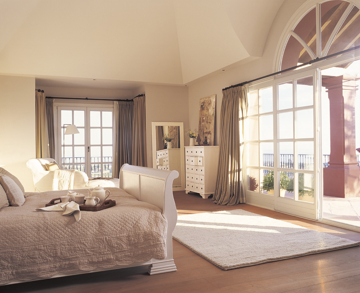 Спальня дизайн интерьера. Ideal room. Спальня с высокими потолками. Красивая комната. Дизайн квартиры 2022.