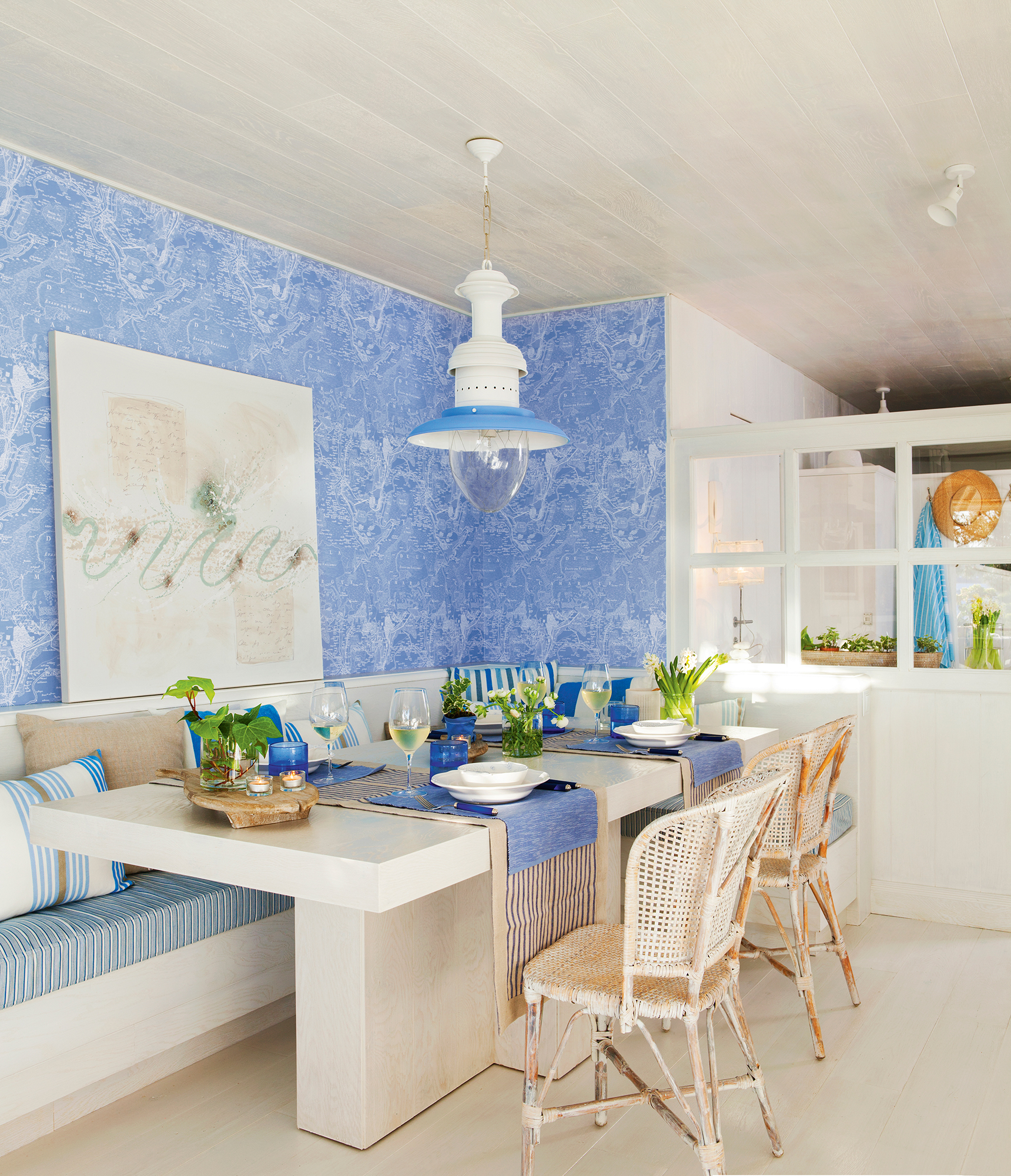 Comedor de casa de verano con pared azul y detalles marineros