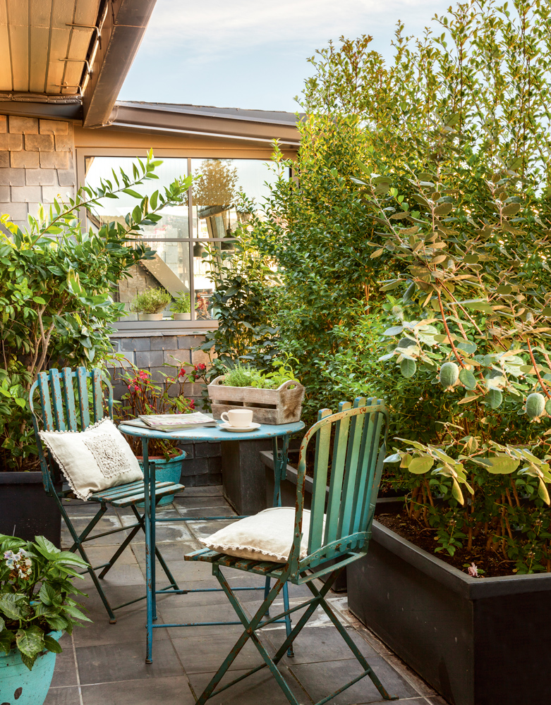 Pequeña terraza con muebles en color.