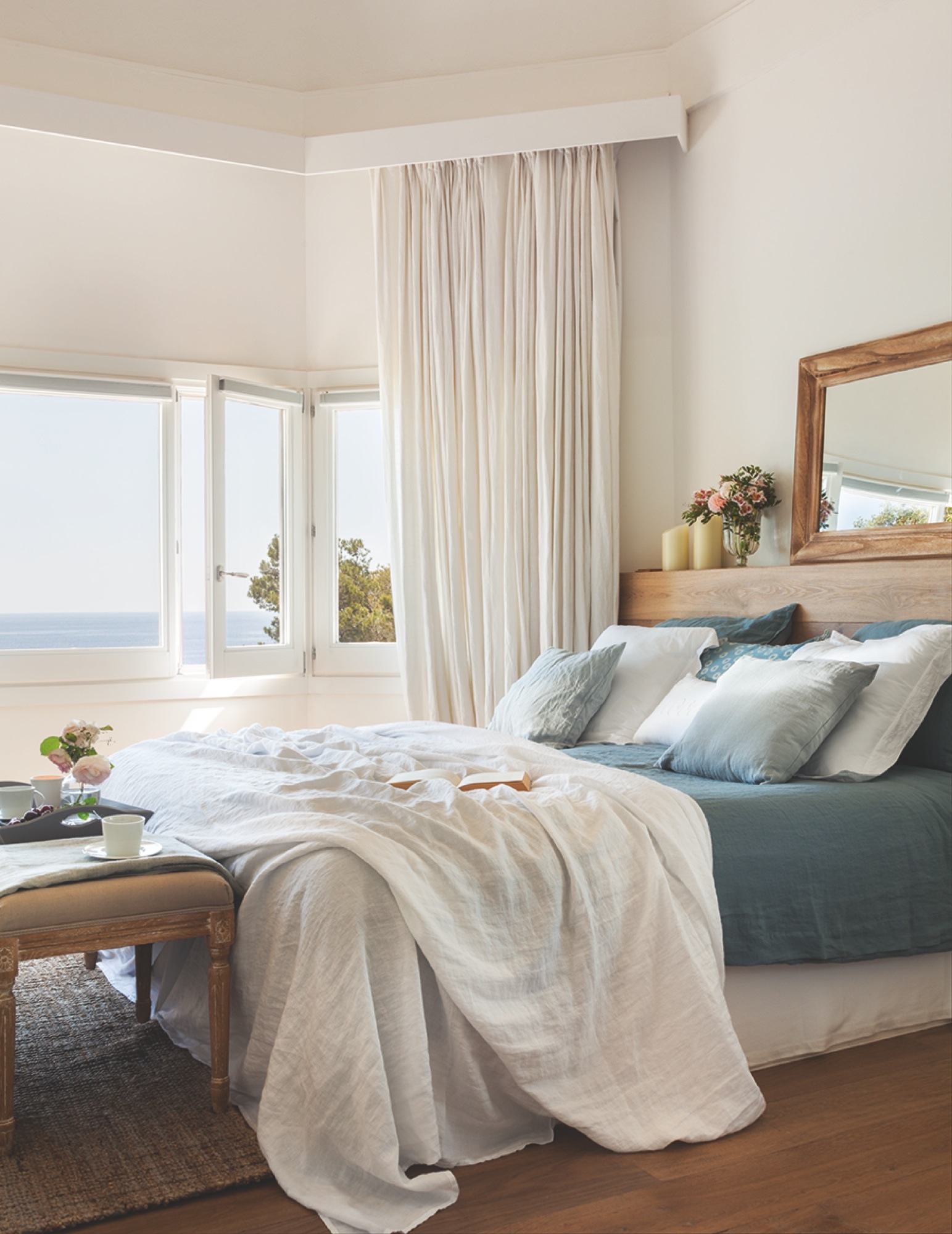 Dormitorio blanco con vistas al mar