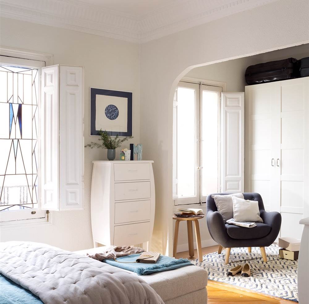 Dormitorio blanco clásico con armario a pie de cama, butaca y chifonier_00457285_Ob
