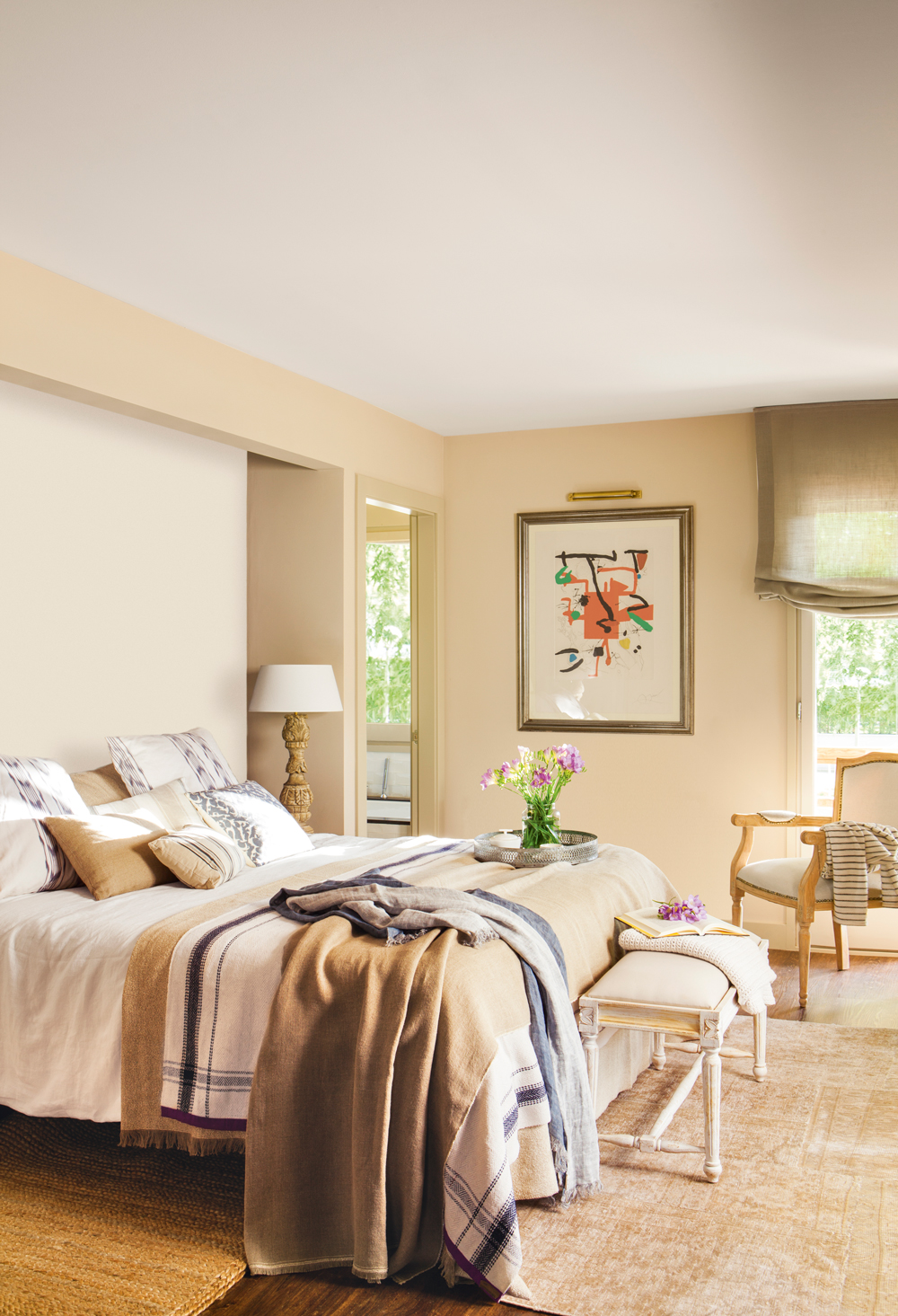 Dormitorio en beige con piezas clásicas