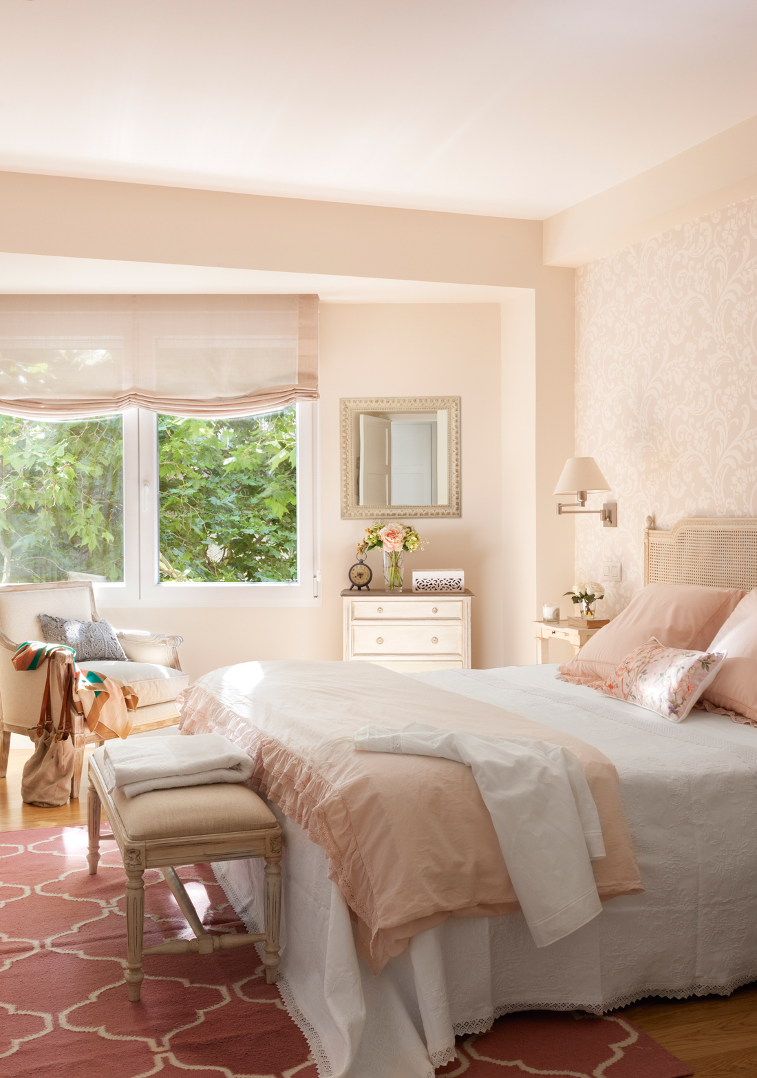 Dormitorio blanco y rosa con piezas de estilo