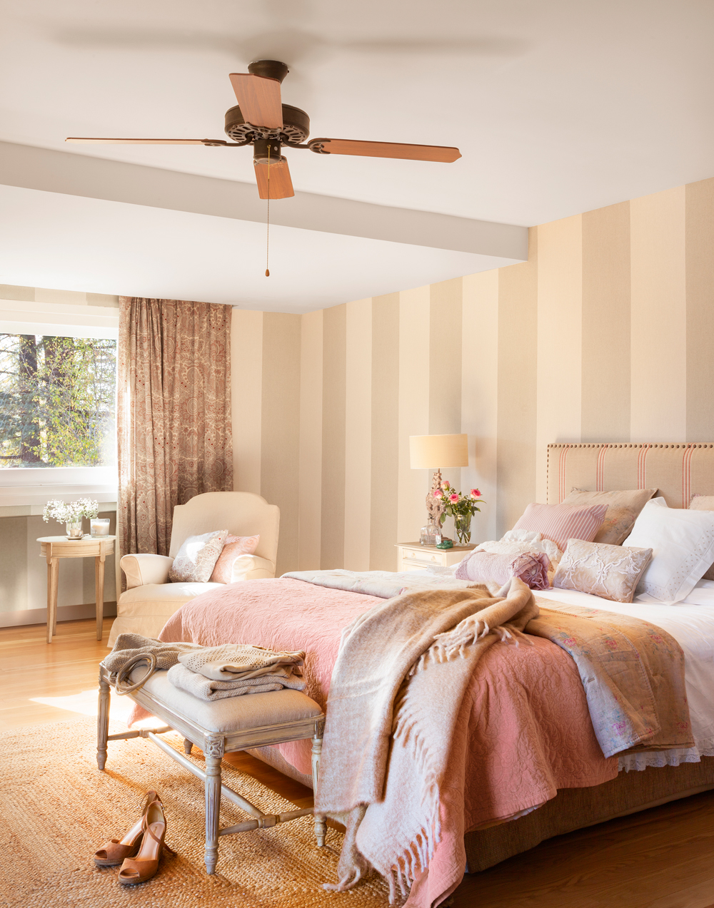 Dormitorio con paredes pintadas a rayas verticales