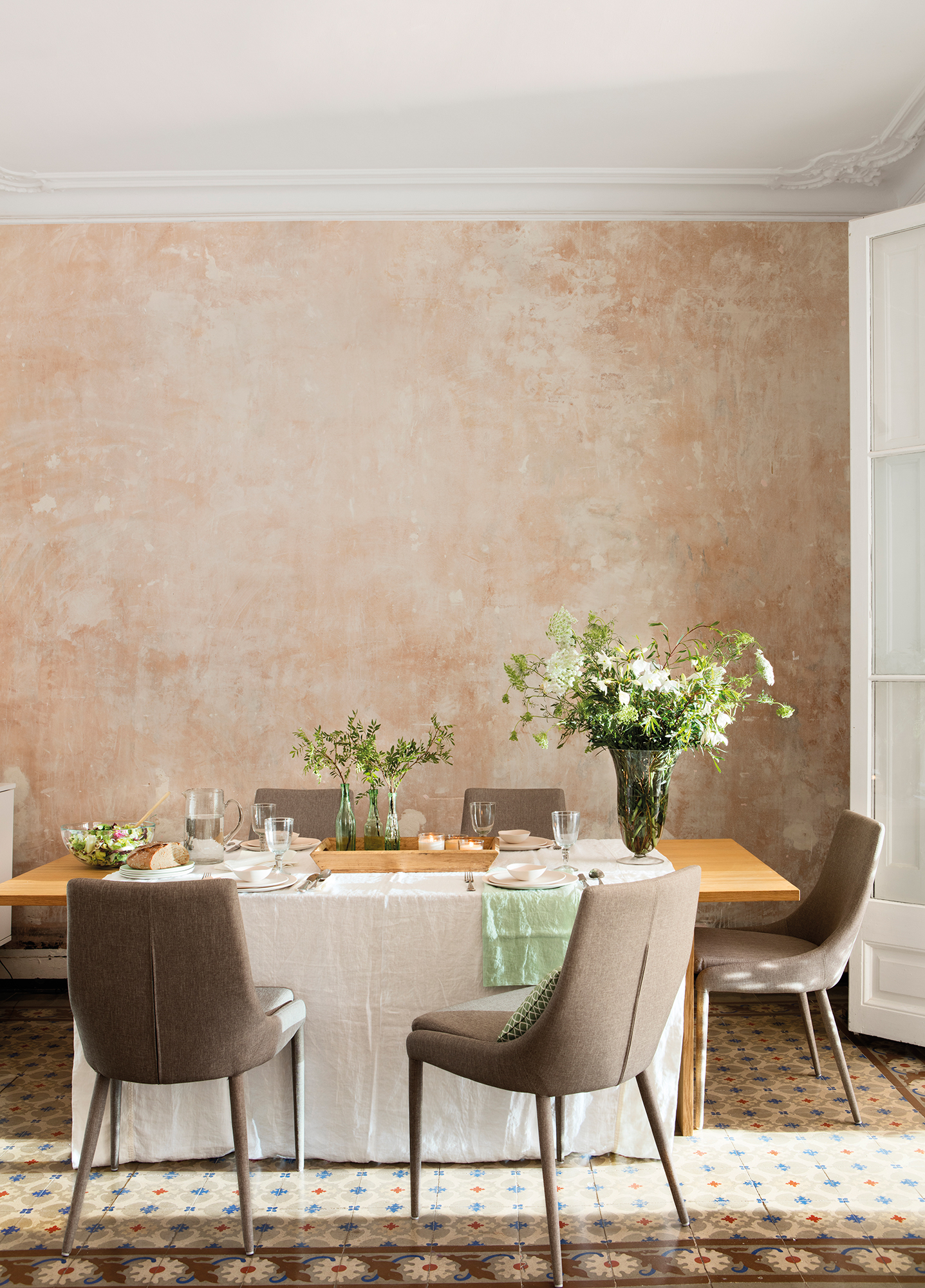 Comedor con paredes decoradas con pintura marmoleada. 