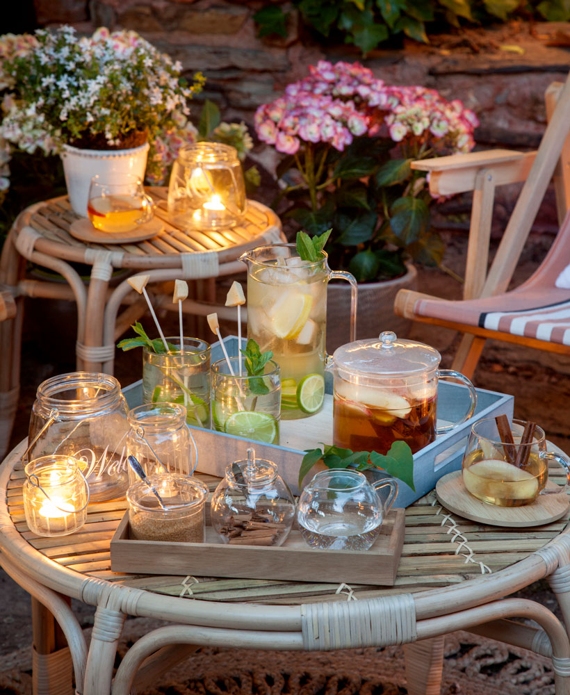 Terraza con mesas decoradas con velas