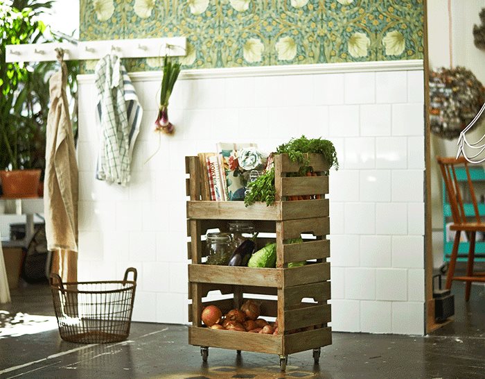 Cocina con carrito de frutas y verduras hecho con cajas apiladas de Ikea