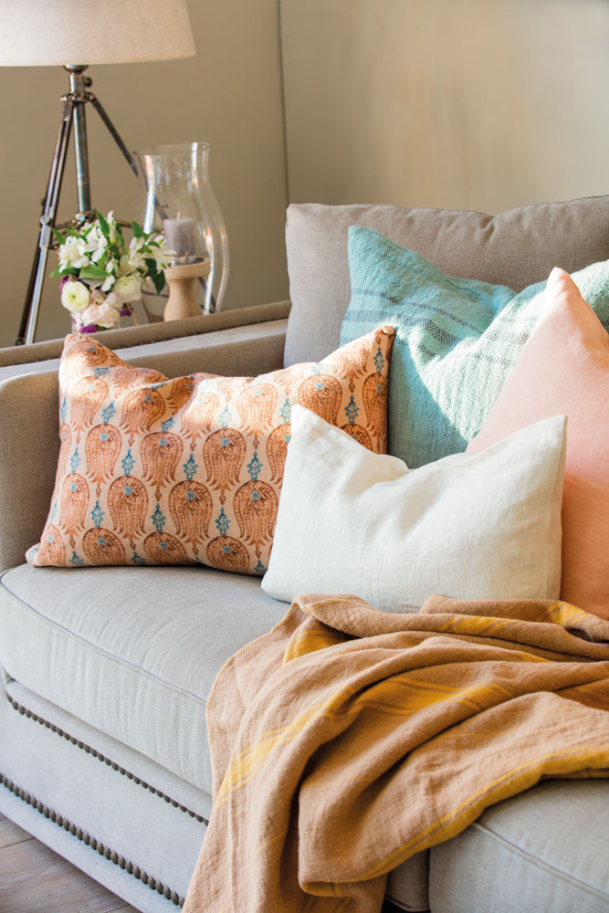 Detalle de sofá con cojines de colores. 