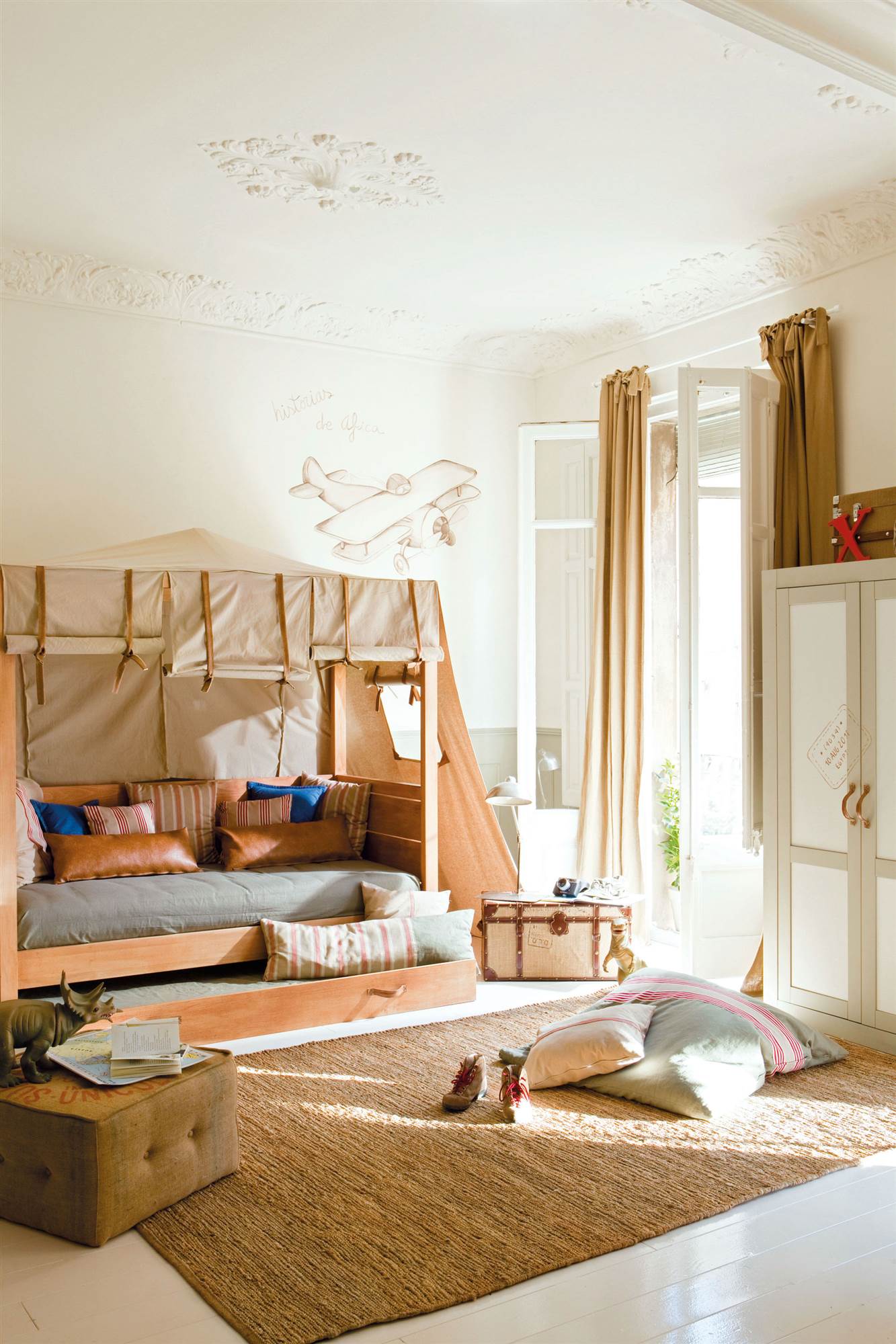 Dormitorio infantil con alfombra de fibras, cama con dosel y cortinas de color mostaza.