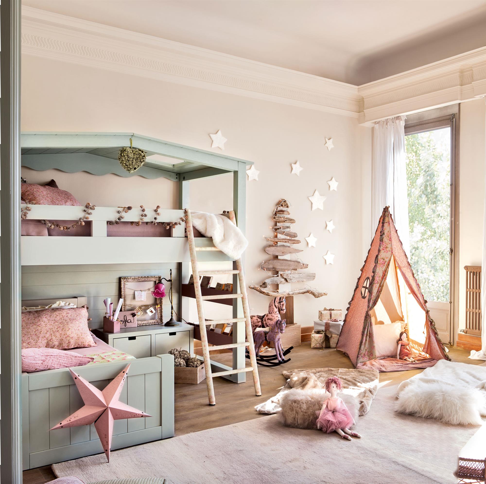 Dormitorio infantil con litera turquesa, tienda tipi y árbol de Navidad DIY.