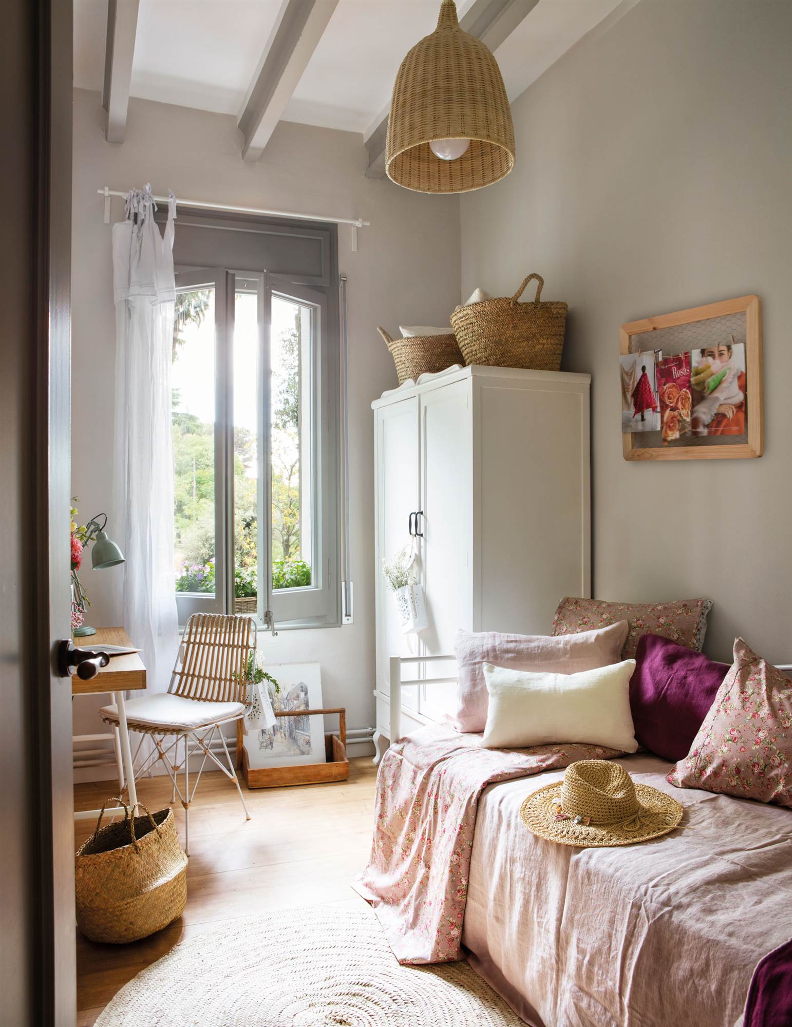 Dormitorio infantil con paredes en gris suave y ropa de cama rosa. 
