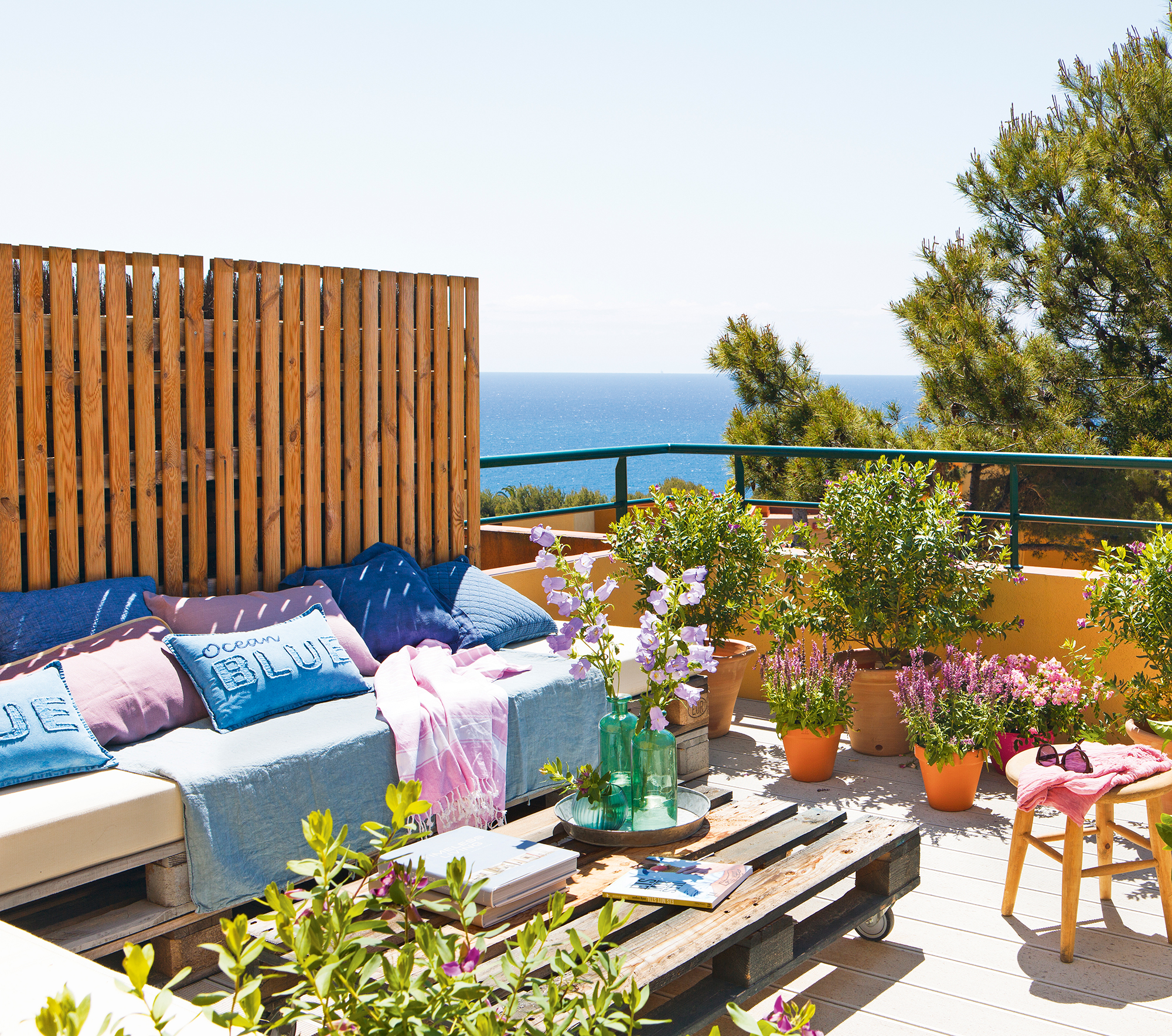 Una terraza de estilo chill out decorada con palés.