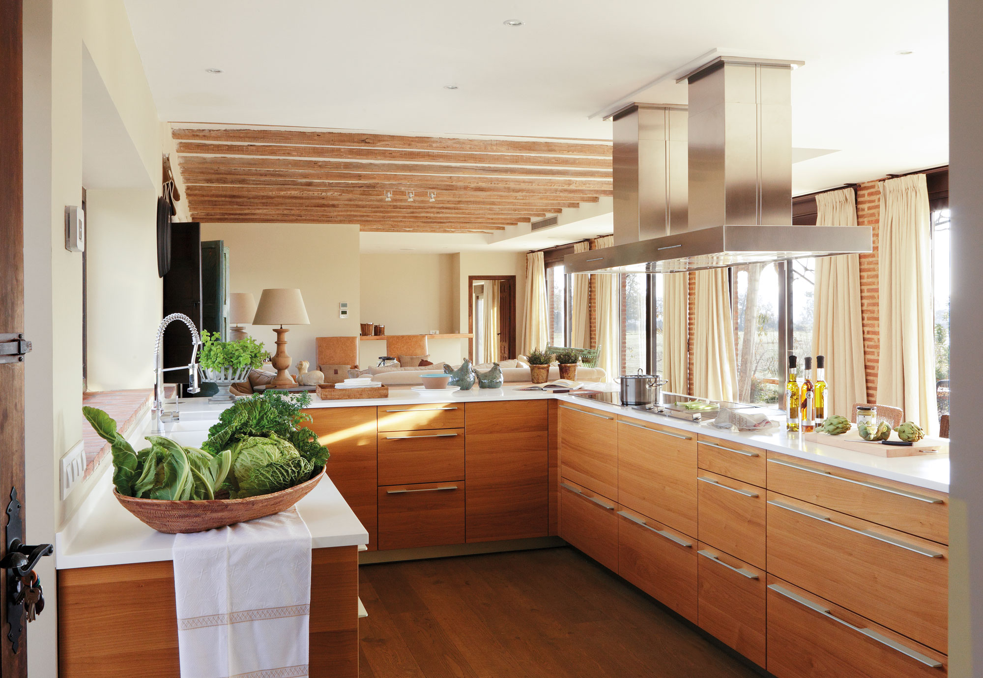 Cómo integrar la madera en la decoración de una cocina moderna
