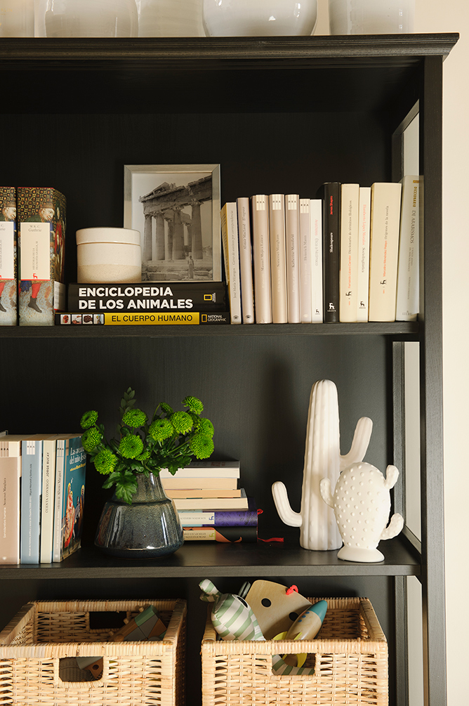 Vitrina negra, de IKEA.