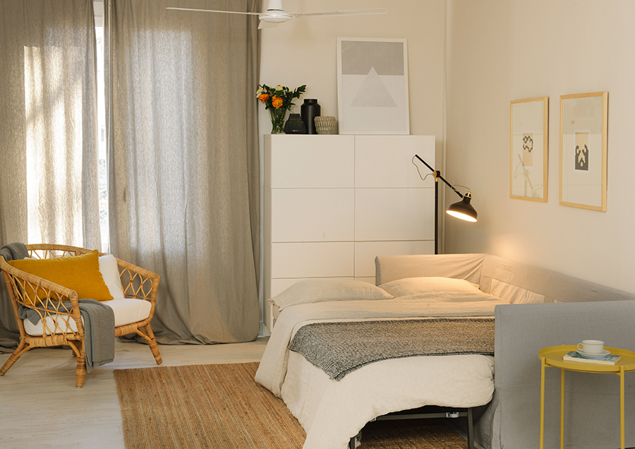 Salón pequeño con sofá cama. 