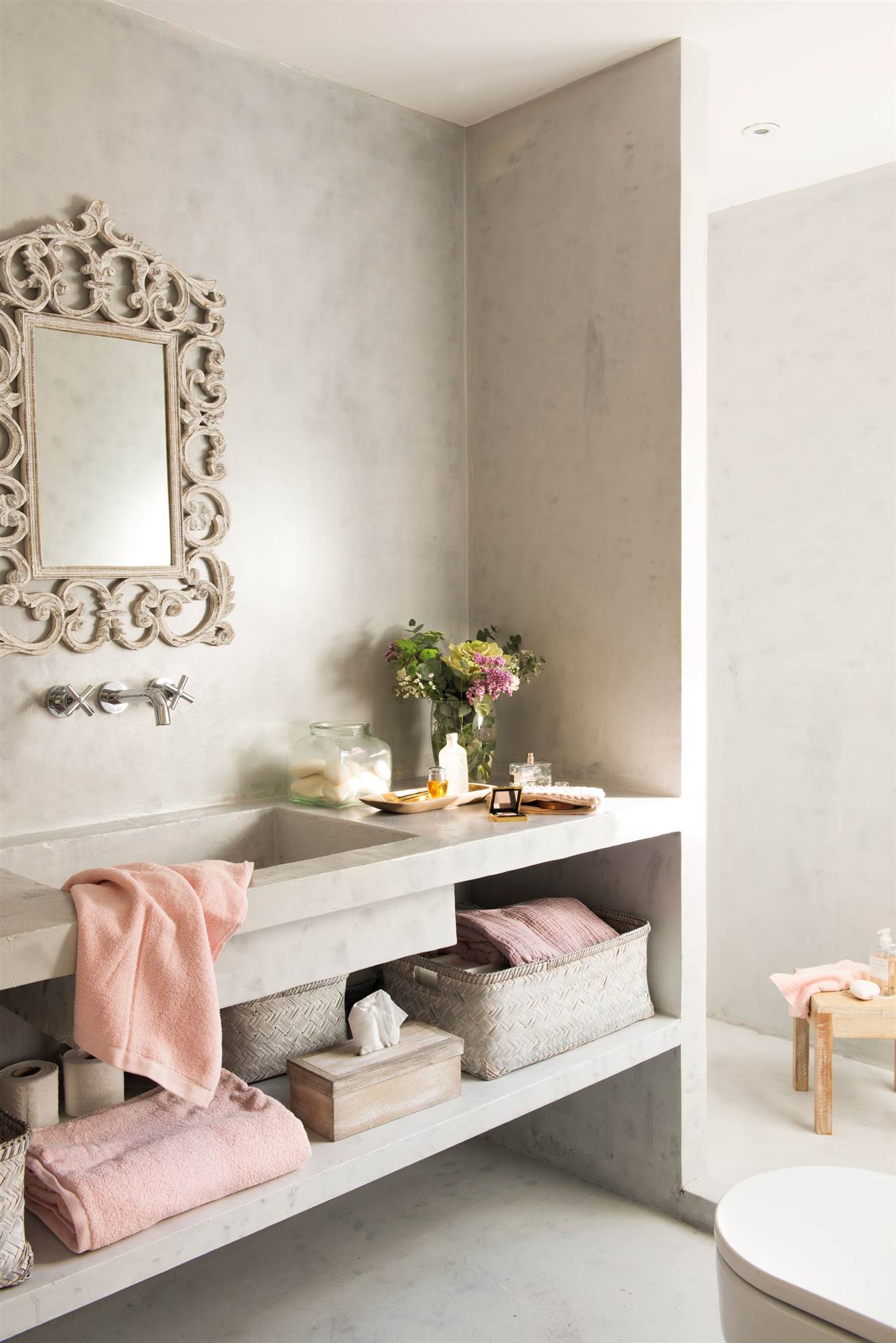 Baño moderno con ducha revestido con microcemento.