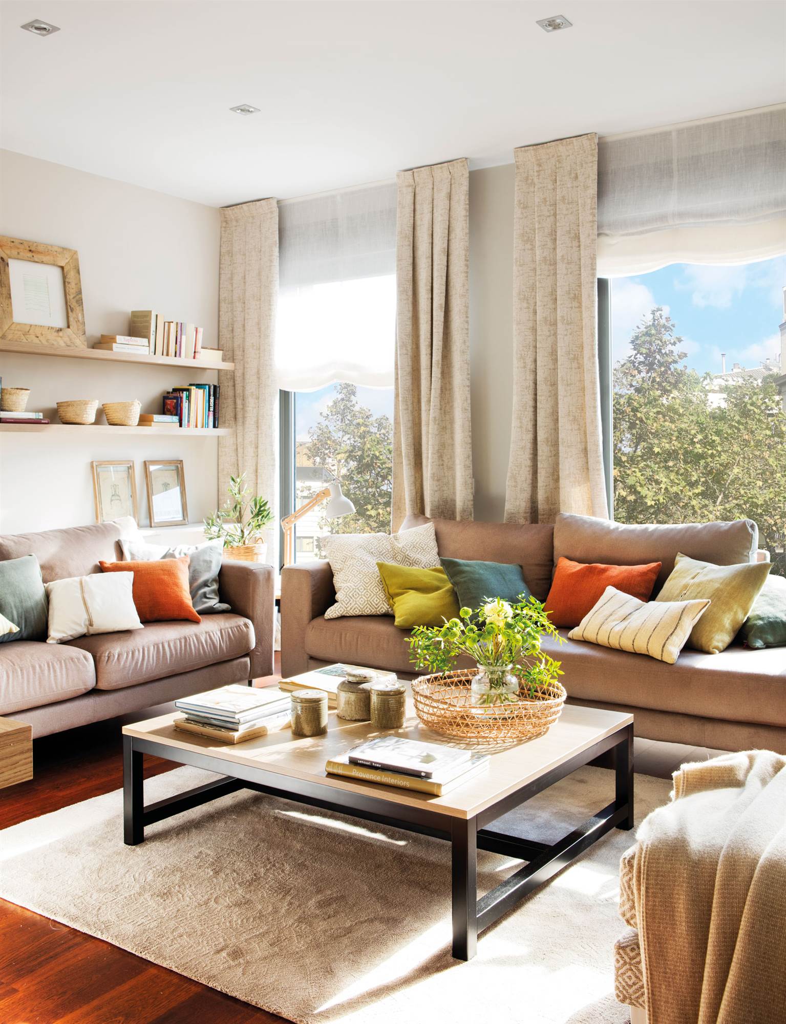 Salón con sofás y cortinas beige.