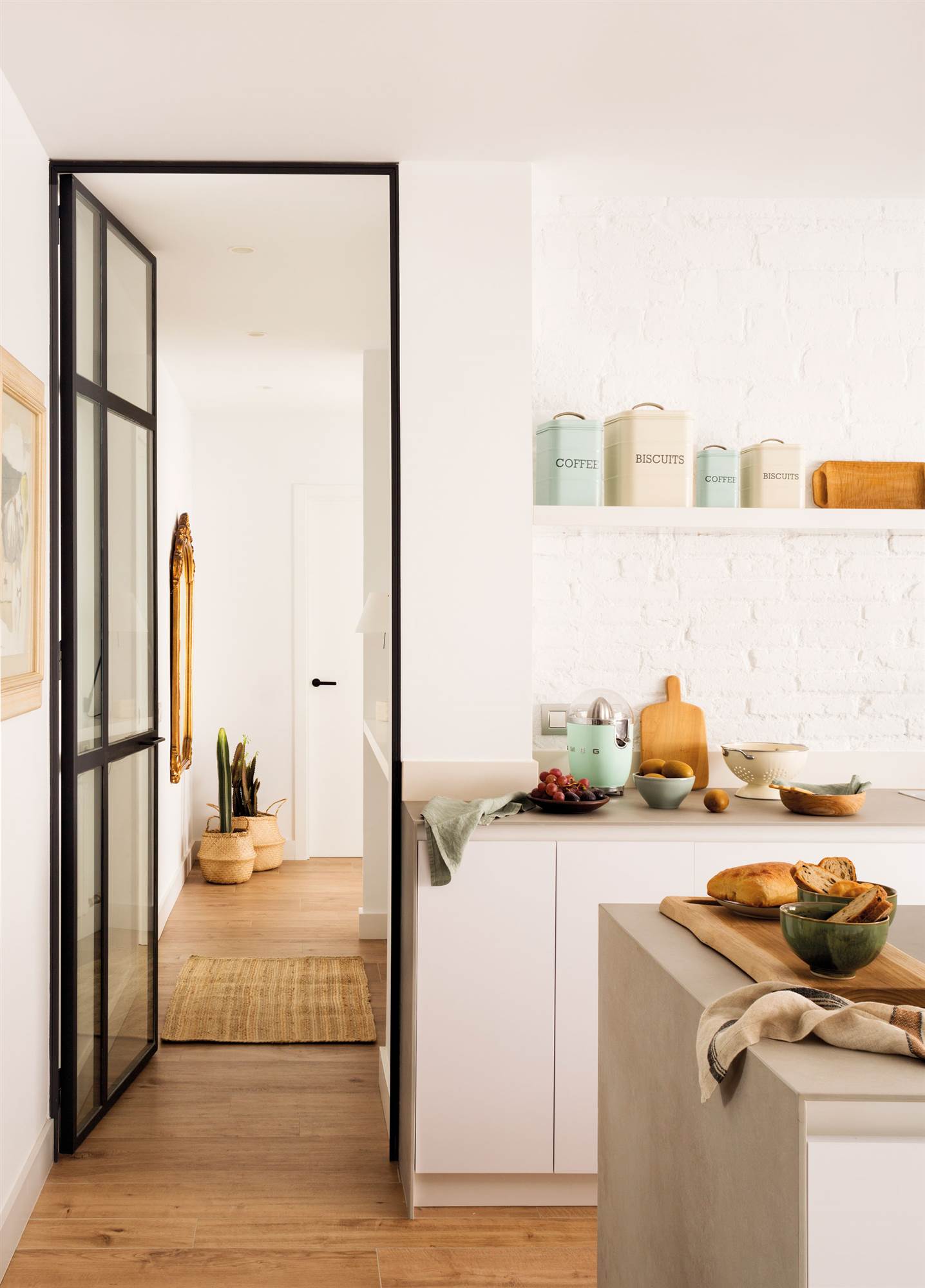 Cocina moderna con cerramiento acristalado. 
